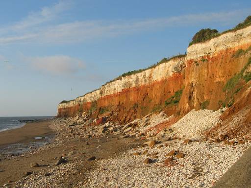 19_27-1.JPG - In the evening I went for a lap of Hunstanton. These are thr famous cliffs.